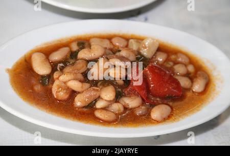 Traditionelles türkisches Essen 'Haricot Bean' (türkisch: Kurufasülye) auf dem Speiseteller. Stockfoto