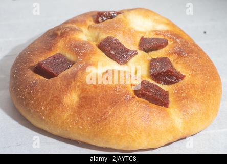 Süßes Brot mit Guava-Marmelade und süßem Mehl auf einem braunen Holztisch. Es ist eine in Brasilien und Portugal verbreitete Art von Brot, die aus süßem Teig hergestellt wird. Stockfoto