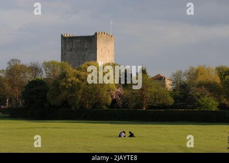 Die eindrucksvollste und besterhaltene der römischen Forts der Sächsischen Küste, das Portchester Castle in Portchester, in der Nähe von Portsmouth in Hampshire, wurde ursprünglich Ende des 3.. Jahrhunderts erbaut. Mit einer Fläche von fast zehn Hektar ist es die einzige römische Festung in Nordeuropa, deren Mauern noch immer hauptsächlich bis zu ihrer vollen Höhe von 6 Metern mit den meisten ihrer ursprünglich zwanzig Türme stehen. Die riesige Festung am Wasser, die später eine sächsische Siedlung beherbergt, wurde im 12.. Jahrhundert zu einem normannischen Schloss, als in einer Ecke ein beeindruckender Turmfried errichtet wurde. PIC MIKE WALKERT 2010 Stockfoto
