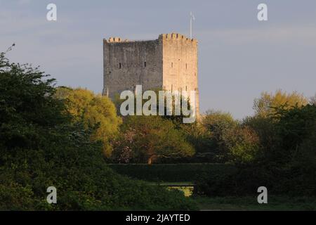 Die eindrucksvollste und besterhaltene der römischen Forts der Sächsischen Küste, das Portchester Castle in Portchester, in der Nähe von Portsmouth in Hampshire, wurde ursprünglich Ende des 3.. Jahrhunderts erbaut. Mit einer Fläche von fast zehn Hektar ist es die einzige römische Festung in Nordeuropa, deren Mauern noch immer hauptsächlich bis zu ihrer vollen Höhe von 6 Metern mit den meisten ihrer ursprünglich zwanzig Türme stehen. Die riesige Festung am Wasser, die später eine sächsische Siedlung beherbergt, wurde im 12.. Jahrhundert zu einem normannischen Schloss, als in einer Ecke ein beeindruckender Turmfried errichtet wurde. PIC MIKE WALKERT 2010 Stockfoto