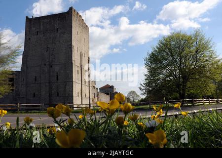 Die eindrucksvollste und besterhaltene der römischen Forts der Sächsischen Küste, das Portchester Castle in Portchester, in der Nähe von Portsmouth in Hampshire, wurde ursprünglich Ende des 3.. Jahrhunderts erbaut. Mit einer Fläche von fast zehn Hektar ist es die einzige römische Festung in Nordeuropa, deren Mauern noch immer hauptsächlich bis zu ihrer vollen Höhe von 6 Metern mit den meisten ihrer ursprünglich zwanzig Türme stehen. Die riesige Festung am Wasser, die später eine sächsische Siedlung beherbergt, wurde im 12.. Jahrhundert zu einem normannischen Schloss, als in einer Ecke ein beeindruckender Turmfried errichtet wurde. PIC MIKE WALKERT 2010 Stockfoto