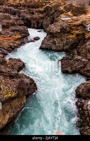 Barnafossar ist ein geschichtsträchtiger Wasserfall in der Nähe von Húsafell, Island. Es ähnelt einer Reihe von Stromschnellen durch eine enge Passage aus vulkanischem Gestein Stockfoto