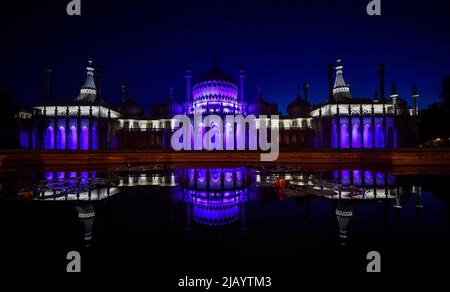 Brighton UK 1. June 2022 - der Royal Pavilion in Brighton ist in den Farben des Platinum Jubilee der Königin beleuchtet und wird jeden Abend während der bevorstehenden Feierlichkeiten stattfinden : Credit Simon Dack / Alamy Live News Stockfoto