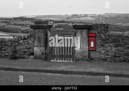 Ländlicher Briefkasten in der Nähe von Pontop Pike, Tyne & Wear, Großbritannien Stockfoto