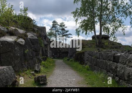 Sarpsborg, Norwegen - 20. Mai 2022: Die Festung Greaker liegt auf einem steilen Hügel über dem Stadtzentrum. Während des Zweiten Weltkriegs während der Germa war es im Kampf Stockfoto