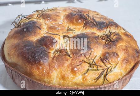 Italienisches Brot - traditionelle zwei Stück Focaccia. Focaccia besteht aus Mehl, Olivenöl, Wasser, Fleur de Sel, Zucker und Hefe, Gekrönt mit Rosmarin Stockfoto