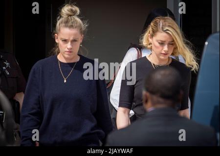 Washington, Vereinigte Staaten Von Amerika. 01.. Juni 2022. Schauspielerin Amber Heard, rechts, und ihre Schwester Whitney Heard, links, verlassen das Fairfax County Courthouse nach den Urteilen in ihrem Prozess gegen Johnny Depp in Fairfax, Virginia, am Mittwoch, 1. Juni 2022. Quelle: Rod Lampey/CNP/Sipa USA Quelle: SIPA USA/Alamy Live News Stockfoto