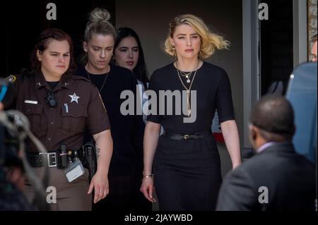 Washington, Vereinigte Staaten Von Amerika. 01.. Juni 2022. Schauspielerin Amber Heard, rechts, und ihre Schwester Whitney Heard, links, verlassen das Fairfax County Courthouse nach den Urteilen in ihrem Prozess gegen Johnny Depp in Fairfax, Virginia, am Mittwoch, 1. Juni 2022. Quelle: Rod Lampey/CNP/Sipa USA Quelle: SIPA USA/Alamy Live News Stockfoto