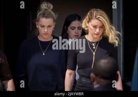 Washington, Vereinigte Staaten Von Amerika. 01.. Juni 2022. Schauspielerin Amber Heard, rechts, und ihre Schwester Whitney Heard, links, verlassen das Fairfax County Courthouse nach den Urteilen in ihrem Prozess gegen Johnny Depp in Fairfax, Virginia, am Mittwoch, 1. Juni 2022. Quelle: Rod Lampey/CNP/Sipa USA Quelle: SIPA USA/Alamy Live News Stockfoto