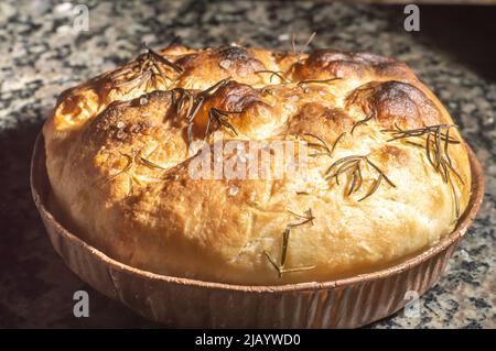 Italienisches Brot - traditionelle zwei Stück Focaccia. Focaccia besteht aus Mehl, Olivenöl, Wasser, Fleur de Sel, Zucker und Hefe, Gekrönt mit Rosmarin Stockfoto