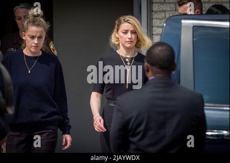 Washington, Vereinigte Staaten Von Amerika. 01.. Juni 2022. Schauspielerin Amber Heard, rechts, und ihre Schwester Whitney Heard, links, verlassen das Fairfax County Courthouse nach den Urteilen in ihrem Prozess gegen Johnny Depp in Fairfax, Virginia, am Mittwoch, 1. Juni 2022. Quelle: Rod Lampey/CNP/Sipa USA Quelle: SIPA USA/Alamy Live News Stockfoto