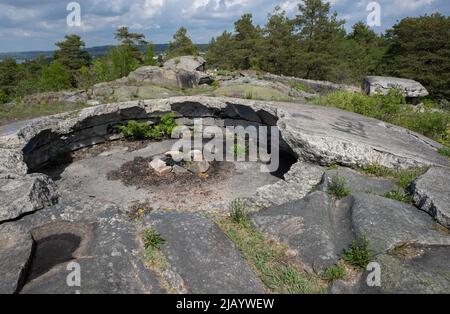 Sarpsborg, Norwegen - 20. Mai 2022: Die Festung Greaker liegt auf einem steilen Hügel über dem Stadtzentrum. Während des Zweiten Weltkriegs während der Germa war es im Kampf Stockfoto