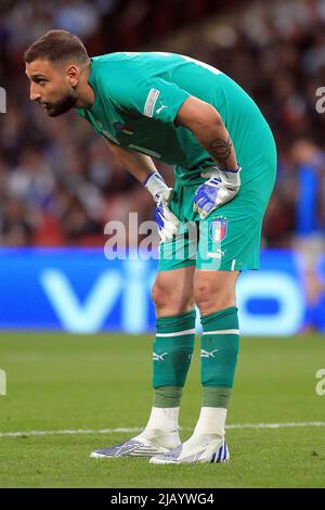 London, Großbritannien. 01.. Juni 2022. Gianluigi Donnarumma, der Torhüter Italiens, schaut zu. Spiel Finalissima 2022, Italien gegen Argentinien am Mittwoch, 1.. Juni 2022 im Wembley Stadium in London. Nur zur redaktionellen Verwendung. PIC by Steffan Bowen/Andrew Orchard Sports Photography/Alamy Live News Credit: Andrew Orchard Sports Photography/Alamy Live News Stockfoto