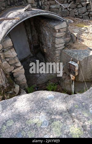 Fredrikstad, Norwegen - 20. Mai 2022: Torgauten Fort ist ein ehemaliges deutsches Fort. Das Fort sollte Glommas westlichen Eingang zu Fredrikstad abdecken. Sonnige Sprotte Stockfoto