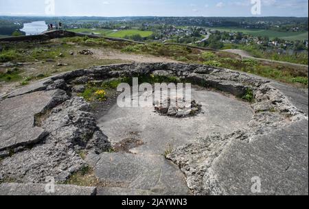 Sarpsborg, Norwegen - 20. Mai 2022: Die Festung Greaker liegt auf einem steilen Hügel über dem Stadtzentrum. Während des Zweiten Weltkriegs während der Germa war es im Kampf Stockfoto