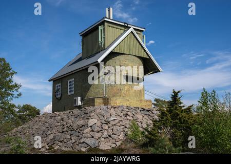 Fredrikstad, Norwegen - 20. Mai 2022: Torgauten Fort ist ein ehemaliges deutsches Fort. Das Fort sollte Glommas westlichen Eingang zu Fredrikstad abdecken. Sonnige Sprotte Stockfoto