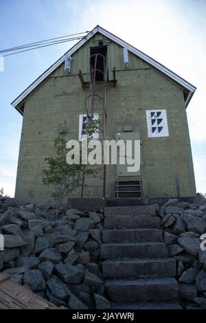 Fredrikstad, Norwegen - 20. Mai 2022: Torgauten Fort ist ein ehemaliges deutsches Fort. Das Fort sollte Glommas westlichen Eingang zu Fredrikstad abdecken. Sonnige Sprotte Stockfoto