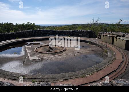 Fredrikstad, Norwegen - 20. Mai 2022: Torgauten Fort ist ein ehemaliges deutsches Fort. Das Fort sollte Glommas westlichen Eingang zu Fredrikstad abdecken. Sonnige Sprotte Stockfoto