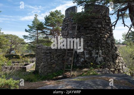 Fredrikstad, Norwegen - 20. Mai 2022: Torgauten Fort ist ein ehemaliges deutsches Fort. Das Fort sollte Glommas westlichen Eingang zu Fredrikstad abdecken. Sonnige Sprotte Stockfoto