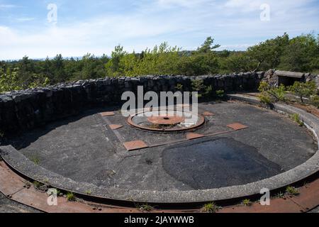 Fredrikstad, Norwegen - 20. Mai 2022: Torgauten Fort ist ein ehemaliges deutsches Fort. Das Fort sollte Glommas westlichen Eingang zu Fredrikstad abdecken. Sonnige Sprotte Stockfoto