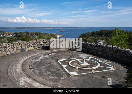 Fredrikstad, Norwegen - 20. Mai 2022: Torgauten Fort ist ein ehemaliges deutsches Fort. Das Fort sollte Glommas westlichen Eingang zu Fredrikstad abdecken. Sonnige Sprotte Stockfoto