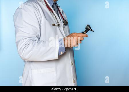 Arzt mit einem Otoskop in der Hand Stockfoto