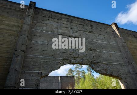 Mogreina, Norwegen - 21. Mai 2022: Trandumskogen ist ein Wald in Ullensaker. Es war der Ort des Schussbereichs für deutsche Panzer während des Weltkrieges 2 Stockfoto