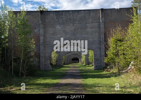 Mogreina, Norwegen - 21. Mai 2022: Trandumskogen ist ein Wald in Ullensaker. Es war der Ort des Schussbereichs für deutsche Panzer während des Weltkrieges 2 Stockfoto