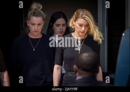 Washington, Virginia, USA. 01.. Juni 2022. Schauspielerin Amber Heard, rechts, und ihre Schwester Whitney Heard, links, verlassen das Fairfax County Courthouse nach den Urteilen in ihrem Prozess gegen Johnny Depp in Fairfax, Virginia, am Mittwoch, 1. Juni 2022. Kredit: Rod Lampey/CNP/dpa/Alamy Live Nachrichten Stockfoto