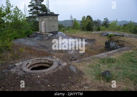 Faerder, Norwegen - 24. Mai 2022: Die Vardaas-Festung ist eine Küstenfestung mit zwei gigantisch 380mm Geschützen, die im Mai 1945 installiert wurden. Regnerischer Frühlingstag. Selektiver FOC Stockfoto