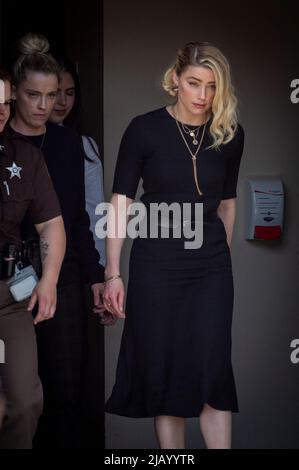 Washington, Virginia, USA. 01.. Juni 2022. Schauspielerin Amber Heard, rechts, und ihre Schwester Whitney Heard, links, verlassen das Fairfax County Courthouse nach den Urteilen in ihrem Prozess gegen Johnny Depp in Fairfax, Virginia, am Mittwoch, 1. Juni 2022. Kredit: Rod Lampey/CNP/dpa/Alamy Live Nachrichten Stockfoto