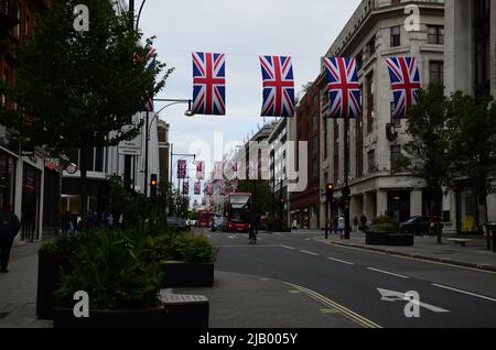 London City, Vereinigtes Königreich - 1. Juni 2022: London, Bond Straßenflaggendekoration. Britische Flaggen hängen auf den Straßen Londons. Union Jack Flagge dreieckige Außendekoration Stockfoto