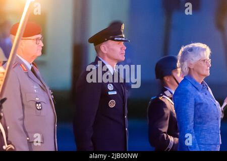 Berlin, Deutschland. 01.. Juni 2022. General Tod Wolters (M), NATO Supreme Allied Commander Europe (SACEUR), steht neben Christine Lambrecht (r, SPD), Bundesverteidigungsministerin, und Eberhard Zorn (l), Generalinspekteur der Bundeswehr, während der Großen Taps, um Wolters' Ruhestand zu markieren. Quelle: Christoph Soeder/dpa/Alamy Live News Stockfoto