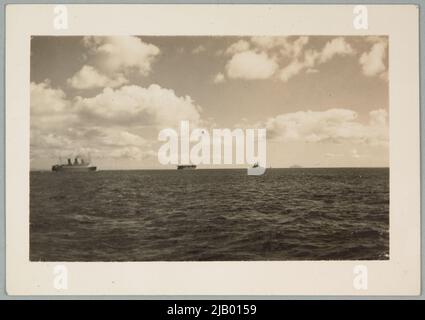 Gibraltar ein Panoramablick vom Meer auf den Flugzeugträger HMS Argus und das Schlachtschiff Rasphuls unbekannt Stockfoto