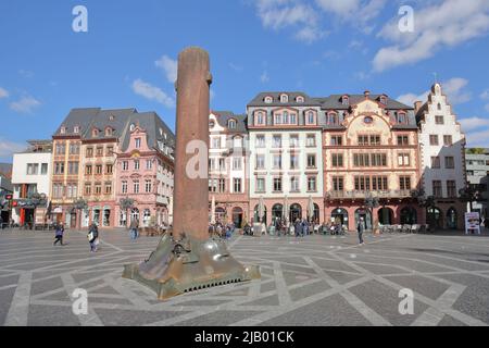 Marktplatz mit Fachwerkhäusern und Heunensäule in Mainz, Rheinland-Pfalz, Deutschland Stockfoto