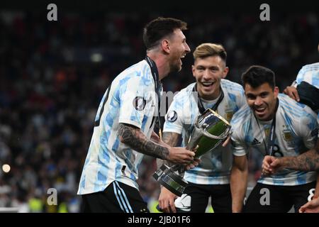 WEMBLEY, ENGLAND - 1. JUNI: Messi aus Argentinien feiert die Trophäe nach dem Finalissima-Spiel zwischen Italien und Argentinien am 1. Juni 2022 im Wembley-Stadion in Wembley, England. (Foto von Sara Aribó/PxImages) Credit: Px Images/Alamy Live News Stockfoto