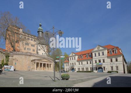 Alte Wache und Bezirksamt auf dem Marktplatz mit Schloss in Sondershausen, Thüringen, Deutschland Stockfoto