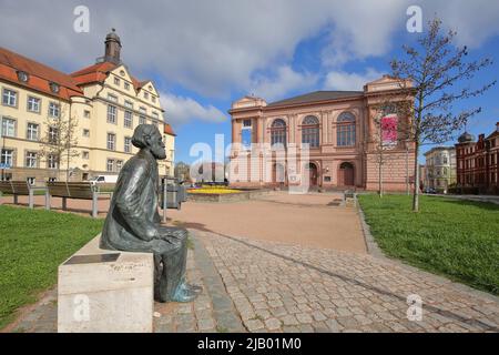 Theaterplatz mit Landestheater, Amtsgericht und Skulptur des Optikers Ernst Abbe in Eisenach, Thüringen, Deutschland Stockfoto