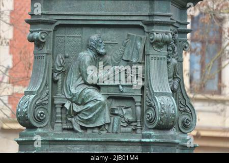 Relief Luthers Übersetzung der Bibel am Lutherdenkmal Eisenach Stockfoto