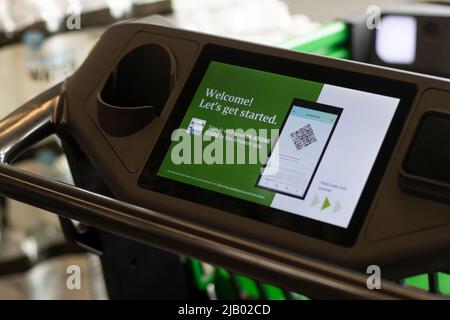 Nahaufnahme des Touchscreens eines Amazon Dash Cart in einem Amazon Fresh-Lebensmittelgeschäft in Irvine, Kalifornien, gesehen am Sonntag, 8. Mai 2022. Der intelligente Einkaufswagen... Stockfoto