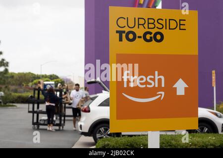 Wegweiser zum Mitnehmen auf einem Parkplatz vor einem Amazon Fresh-Lebensmittelgeschäft in Irvine, Kalifornien, gesehen am Sonntag, 8. Mai 2022. Stockfoto