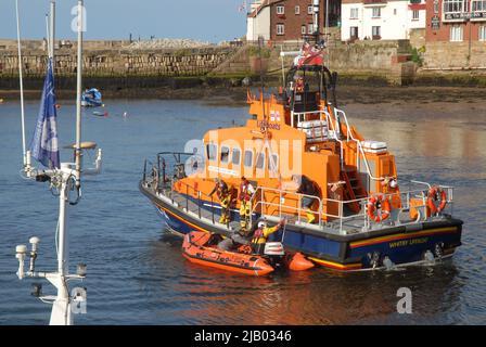 RNLI Rettungsboot im Hafen, Whitby, North Yorkshire, England, Großbritannien. Stockfoto