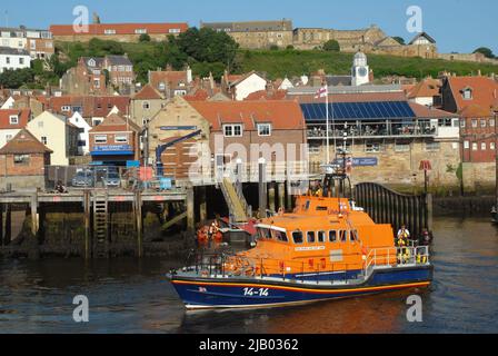 RNLI Rettungsboot im Hafen, Whitby, North Yorkshire, England, Großbritannien. Stockfoto