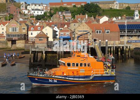 RNLI Rettungsboot im Hafen, Whitby, North Yorkshire, England, Großbritannien. Stockfoto