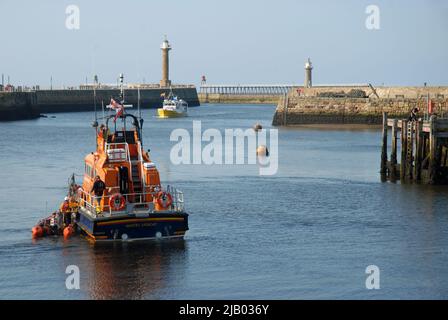 RNLI Rettungsboot im Hafen, Whitby, North Yorkshire, England, Großbritannien. Stockfoto