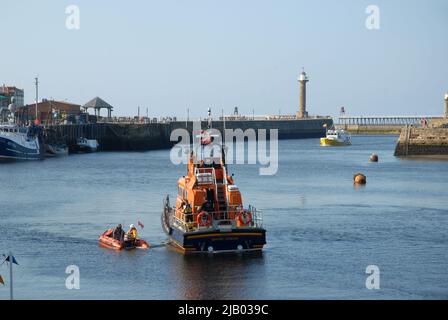 RNLI Rettungsboot im Hafen, Whitby, North Yorkshire, England, Großbritannien. Stockfoto