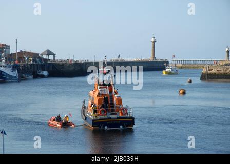 RNLI Rettungsboot im Hafen, Whitby, North Yorkshire, England, Großbritannien. Stockfoto