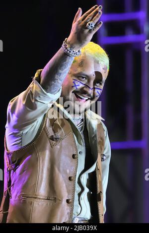 Christian Nodal bei einem Konzert während der Pitic 2022-Feierlichkeiten auf dem Emilaina de Zubeldia-Platz und dem Museum der Universität von Sonora am 29. Mai in Hermosillo Sonora Mexiko. (© Photo Tiradorestrella von NortePhoto.com) Christian Nodal en concierto, durante las fiestas del Pitic 2022 en la plaza Emilaina de Zubeldia y Museo de la Unoversidad de Sonora el el el 29 Mayo en Hermosillo Sonora Mexiko. (© Foto Tiradorestrella von NortePhoto.com) Stockfoto