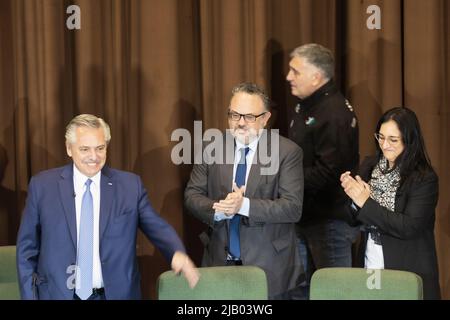 Buenos Aires, Argentinien. 1.. Juni 2022. Der Präsident der Nation Alberto FernÃndez (L) anlässlich des 77.. Jahrestages der Gründung der Union der Mechaniker und des alliierten Automobilverkehrs bei der Tat des Gewerkschaftsbundes der Argentinischen Republik (Foto: © Esteban Osorio/Pacific Press via ZUMA Press Wire) Quelle: ZUMA Press, Inc./Alamy Live News Stockfoto