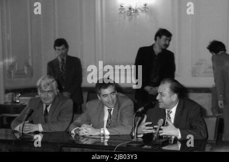 Bukarest, Rumänien, 1990. Der Präsident des rumänischen Fußballverbands, Mircea Angelescu, mit den Politikern Petre Roman & Ion Iliescu, während einer Pressekonferenz nach der Qualifikation der Fußballnationalmannschaft zur FIFA-Weltmeisterschaft 1990. Stockfoto